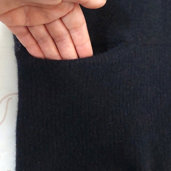 Vince. Wool blended with cashmere oversize cardigan - Picture 11 of 16